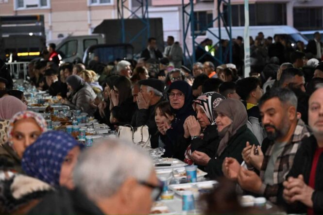 Edremit'te Binlerce Vatandaş Büyükşehir’in İftar Sofrasında Buluştu