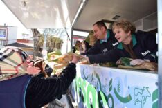 Bursa Büyükşehir Belediyesi’nden Yenişehir’de Ramazan Pidesi Dağıtımıyla Dayanışma Desteği